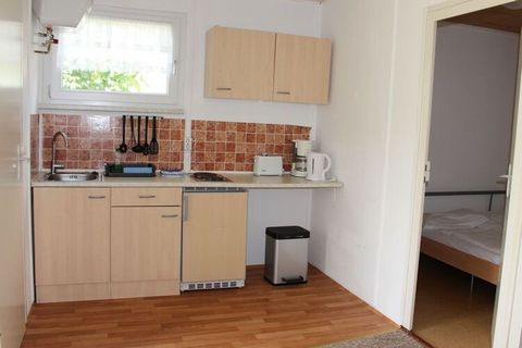 House 6: Cozy holiday apartment bungalow Oberspreewald in the Spreewald! Up to 4 people can find space here on approx. 35-40 m² - pure holiday with 2 bedrooms, 1 living room and 1 kitchen, with terrace. The kitchen is equipped with cooking utensils a...