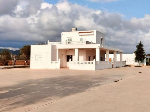 Detached Reform House built with 136 m2, and is south oriented. It has 4 bedrooms and 3 bathrooms and 1 room has a balcony on the first floor. It has a roof terrace and a large covered terrace around the house. This house stands on a plot of 2000 m2 ...