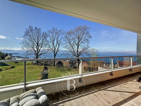 Downtown. Just a 15-minute walk from the station, in a luxury residence built in 2015, it benefits from a panoramic view of Lake Geneva. The freshly renovated 5-room apartment with a surface area of ​​104 sqm offers two terraces facing west and north...