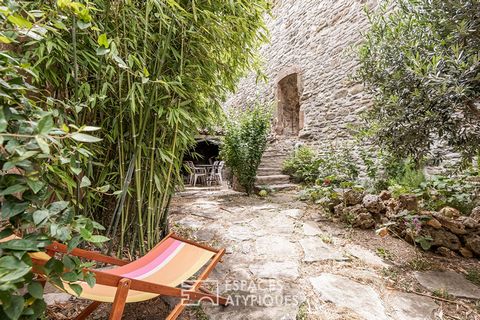 In the village of Pépieux, a singular house stands in front of you. Comprising 3 bedrooms including a totally independent studio, a garden without vis-à-vis, you will feel the serenity that reigns there. There is no substitute for a visit to fully ap...