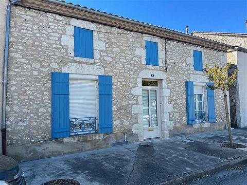 LOCATION: Ideally located in the heart of Castillonnès, this prestigious village classified among the most beautiful in France, this property benefits from easy access to all shops and restaurants within walking distance. It is just 15 minutes from B...