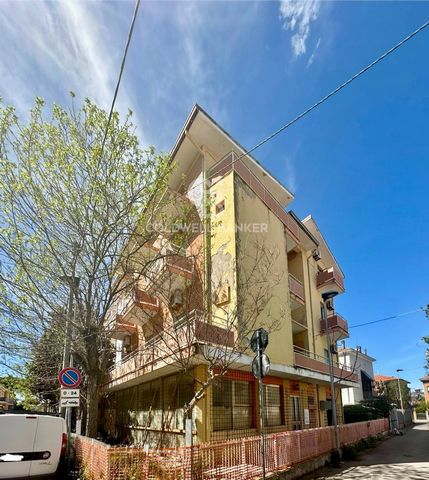 Hotel for sale in Miramare Main characteristics: Dimensions: The hotel is distributed over four floors, with each level measuring approximately 200 m2, bringing the total surface area to approximately 800 m2. General Conditions: The structure require...