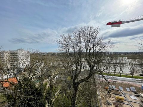 Real estate life annuity investment opportunity: 100 m2 apartment with a view of the Loire Don't miss this rare chance to acquire a spacious 100 m2 apartment with a breathtaking view of the Loire! Located on the 6th floor of a luxury condominium, thi...