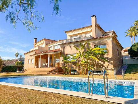 Discover the contemporary charm of this stunning property near the beach, located in Mas de la Mel, one of the best urbanisations in Calafell. With a versatile layout and bright and airy spaces, this home offers you the perfect balance between elegan...