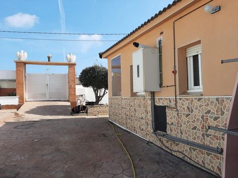 HAVE YOU EVER DREAMED OF HAVING YOUR OWN HOUSE WITH A POOL, SO DON'T WAIT ANY LONGER. We offer you this beautiful house on one floor with garden and pool, located in the Priory of La Bisbal. Housing distributed in 3 double bedrooms, large dining room...