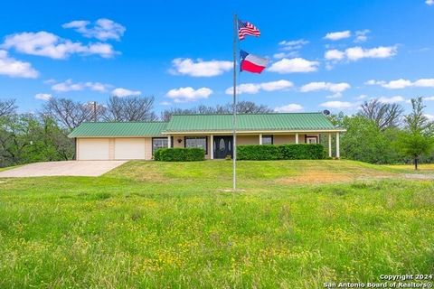 This charming property boasts approximately 800 feet of tranquil Verde Creek waterfront, offering a picturesque backdrop for a truly idyllic lifestyle. With 11.57 acres of open, level land you'll enjoy the benefits of ag-exempt status, making it idea...