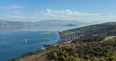 Trogir, island Čiovo, two apartments in a detached house, total net area 171 m2, on a plot of 555 m2. This detached house is located in one of the most desirable locations in the region, Trogir, on the beautiful island of Čiovo, first row to the sea ...