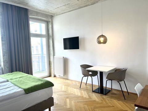 Move in and relax! Spend your time in Vienna in this high-quality renovated, exceptional old building apartment with traditional Viennese charm. The apartment has a courtyard-facing room with a comfortable hotel-quality box-spring double bed, TV, din...