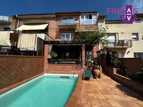  In the exclusive neighborhood of Font Verda in Granollers is this magnificent semi-detached house for sale, ideal for those seeking spaciousness, comfort and tranquility in a privileged environment.Built in 2001, this property has 225 useful meters ...