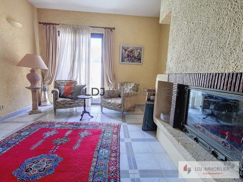 Perpignan south - Traditionally built house on a living area of more than 170 m2 on 3 sides with a spacious garage in the basement of more than 80 m2. On the ground floor, you will be seduced by a beautiful living room of more than 40 m2 with firepla...