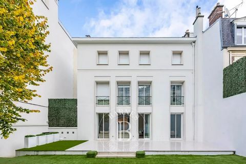 BARNES Exclusief Gelegen in Neuilly-sur-Seine, dicht bij het Bois de Boulogne en de Jardin d'Acclimatation, beslaat dit prachtige herenhuis in art-decostijl 385 m² met een tuin van 216 m². Deze uitzonderlijk gemeubileerde woning, die volledig is gere...