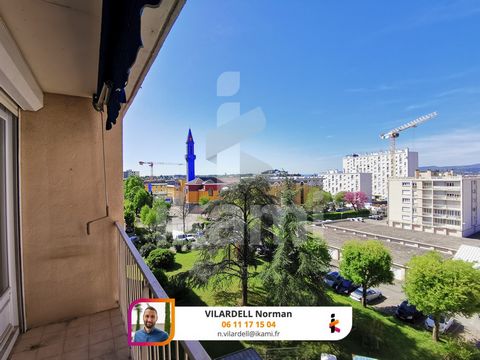 Located in a quiet area of Valencia, this T4 apartment offers a peaceful living environment in a gated community. The bright double living room opens onto a sunny balcony, providing an ideal space for relaxing or entertaining guests. The separate kit...