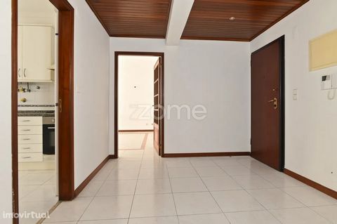 Identificação do imóvel: ZMPT566411 Excelente apartamento T2 em Queluz, repleto de conforto e praticidade, em localização privilegiada. Com dois quartos espaçosos, uma sala acolhedora, cozinha equipada e uma ótima área de serviço, este imóvel é ideal...