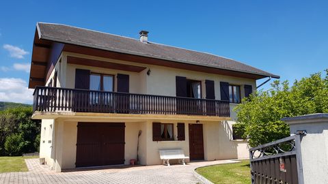 CHAMBERY-BISSY, in a charming housing estate, villa for sale on an enclosed and flat plot of 852 m2. This house built in 1982 comprises: On the ground floor: an entrance hall, a large room that can be used as a 3rd bedroom, a large garage, a cellar a...