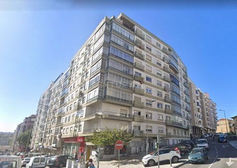 Excellent opportunity to acquire this 2 bedroom apartment with a total area of 106 square meters, located in Agualva, Sintra, district of Lisbon. Located in a consolidated residential area, the property is close to shops, services, schools and public...