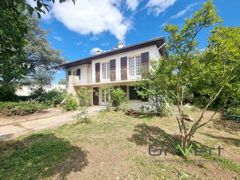 Située sur la commune de Uchaud (30620), dans un lotissement calme, découvrez cette spacieuse maison des années 70, sur une parcelle de 1396m2. Vous profiterez, au rez de chaussée, d'une superficie d'environ 95m2, comprenant une spacieuse pièce de vi...