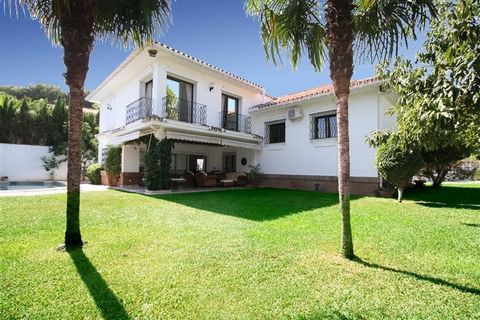 Privately situated villa in the prestigious Los Monteros offering 6 bedrooms with 5 bathrooms and a total constructed area 450 square meters on a plot of 1.000 square meters. Just a 5 minute walk to Marbella's sandy beaches and the famous La Cabana b...
