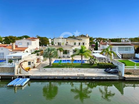 Luxury villa in Empuriabrava marina, on the Costa Brava, with private 25-metre mooring on the wide canal. This top-of-the-range property is divided into two parts - a main house and an independent flat. On the ground floor, a majestic entrance leads ...
