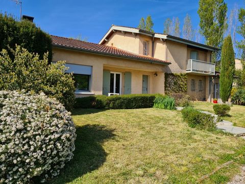 Pleasant villa of the 80s on a wooded and closed plot of 2500m2 a few minutes from the city center. This comfortable house of more than 180 m2 includes on the ground floor, a large bright living room, a dining kitchen, a master suite and a very large...