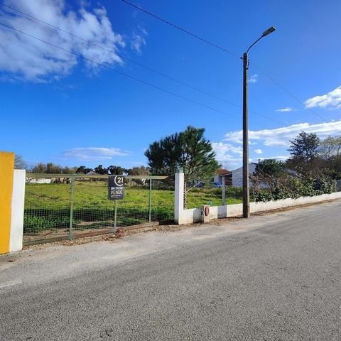 Plot of urban land with 2,520 m2, in the Canaviais neighborhood in Évora. Plot of land with feasibility of construction up to 400 m2 for 1 house. At the moment, an architectural project for a 182m2 house is approved by the CME