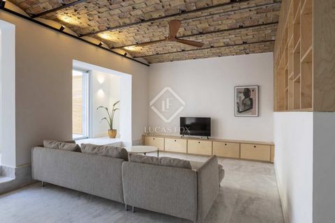 Lucas Fox presents this exclusive 200 m² apartment with a brand new renovation with top quality. It is located on the first floor of a modernist-style building, in the Eixample neighbourhood , perfectly preserved. This property offers a modern and fu...