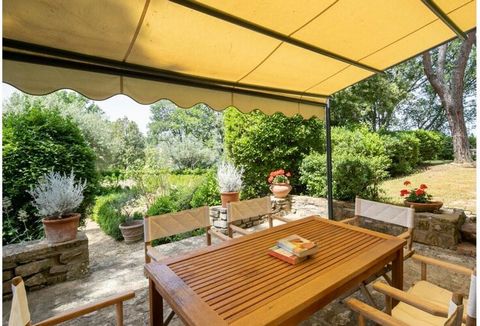 Piękna willa z prywatnym basenem i kortem tenisowym, położona na wsi Chianti, pomiędzy gajami oliwnymi i winnicami.