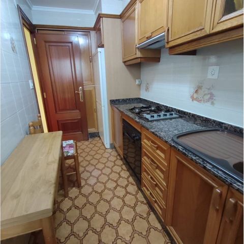 Floor 4th, flat total surface area 79,55 m², usable floor area 77 m², single bedrooms: 2, double bedrooms: 1, 1 bathrooms, air conditioning (hot and cold), age between 30 and 50 years, lift, balcony (en la habitacion), ext. woodwork (aluminum), inter...