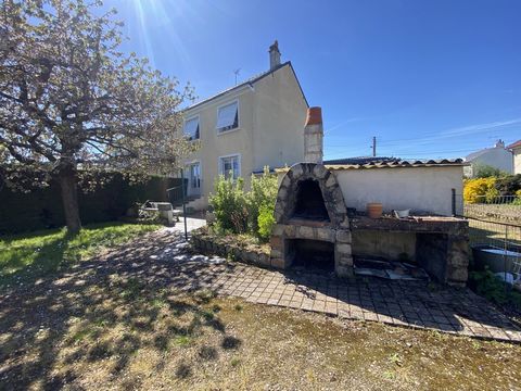 Semi-detached house on 850 m2 of land comprising: - On the ground floor: entrance, toilet, kitchen, living room. - Upstairs: landing, shower room, three bedrooms. -In outbuildings, a scullery or summer kitchen, a garage also used as a boiler room-lau...
