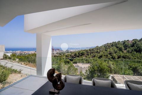 Nowoczesna, luksusowa, minimalistyczna willa w pobliżu miasta Ibiza ze wspaniałymi widokami na Formenterę, miasto Ibiza i Playa den Bossa. Rezydencja została zaprojektowana na 3 poziomach, z różnymi tarasami, w tym luksusową strefą relaksu na dachu z...
