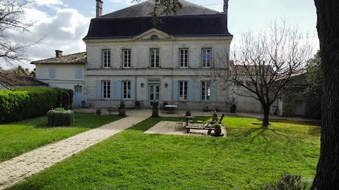 ANB Immobilier offers you this magnificent mansion located in the town of Lorignac, 30 minutes from the beaches of Meschers-sur-Gironde and 1 hour from Bordeaux. This property extends over a park of approximately 6600m2 made up of a leisure part, a w...