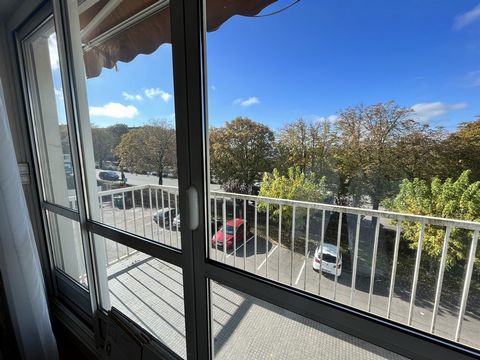 Secteur Ouest de Limoges, à proximité du Puy Las Rodas et du Boulevard Vanteaux, venez découvrir ce spacieux appartement de 93m2 dans une résidence sécurisée à poximité des comodités. Au premier étage avec ascenseur, il se compose d'une grande entrée...