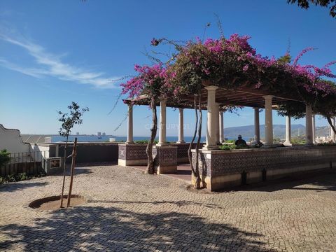 Building to be rehabilitated from scratch in an emblematic area of the city, coexisting with an important heritage, close to one of the viewpoints with the best view over the city, with an open view of the Setúbal marina and the passenger boat pier t...