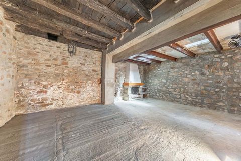 Charming farmhouse for sale, ideal for investors Unique opportunity for investors: Farmhouse from 1900 built in stone for sale, located in Lliçà D' Amunt. The property, with 493 square meters of constructed area and land, offers endless possibilities...