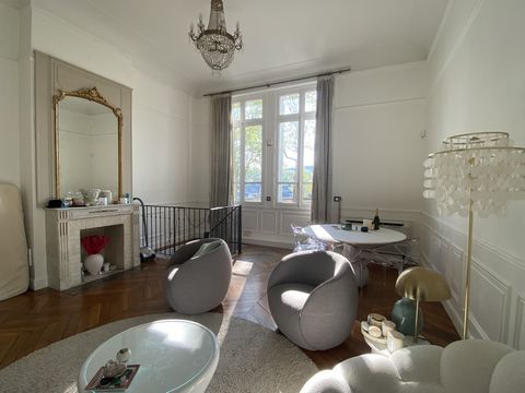 Great 1 bedroom flat on sale, 63 sqm with view on the Eiffel Tower, 100 meters away from the subway PASSY on line 6.