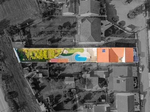 Descrição Moradia térrea e independente, com piscina no centro do Vimieiro. Com a área de construção de 232,80m², num terreno com 780,90m² com duas frentes e junto a N4 que faz a ligação Lisboa-Elvas, com acessos rápidos à A6. Moradia com áreas ampla...