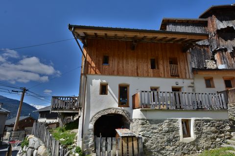 Located near the 3 Valleys, this charming atypical house awaits you about 15 minutes from Bozel and 30 minutes from the ski slopes of Courchevel. Completely renovated in 2016, both inside and out, it is nestled on the heights of the village, offering...