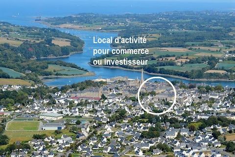 EXCLUSIVITEIT. Côtes d'Armor. 22220. In het centrum van Tréguier, een karaktervolle stad op 10 minuten van de zee, bedrijfspand gevestigd in een stenen gebouw. Zeer goede commerciële zichtbaarheid en gratis parkeergelegenheid in de buurt. Het omvat e...
