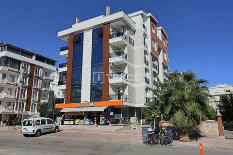 Apartament z Łazienką Typu Ensuite, Blisko Plaży w Antalyi Konyaaltı Apartament na sprzedaż znajduje się w dzielnicy Port w Konyaaltı. Położony w bardzo pożądanej lokalizacji, apartament jest oddalony o 1,4 km od plaży Konyaaltı, 6,5 km od centrum ha...