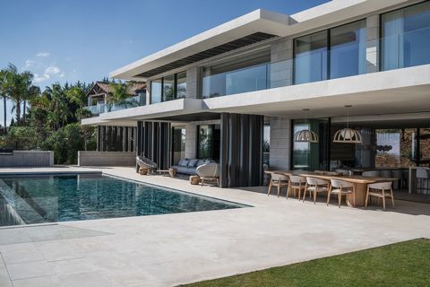 Superb new modern Villa with panoramic views in La Reserva de Sotogrande. Located at a privileged spot at La Reserva de Sotogrande overviewing the Mediterranean sea, this impressive modern luxury the villa immersed in the blue, enjoys panoramic golf ...