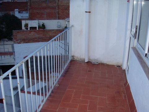 Building for sale in the center of El Vendrell. It consists of 3 floors of 68m2 and 63m2 useful, and a local of 174m2. The apartments have two double bedrooms and one single, sink with shower, kitchen, laundry area and balcony. The place is condition...