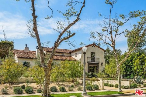 Finally a wonderful Spanish Hacienda on a great street in prime Hancock Park. The professionally designed drought friendly landscape blends in perfectly with the 1920's architecture and draws you in. Once inside you'll find a welcoming 2 story entry ...