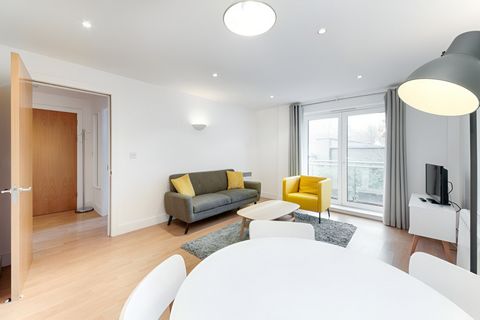 Whether you are in London for business or pleasure this apartment offers you the best of both worlds. Spacious and modern, this apartment is situated in the vibrant Clerkenwell, with plenty of cafés, restaurants and bars, and at 7 minutes walk to Old...