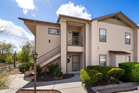 Prescott Lakes The Villages Gated Community. The features of the neighborhood include pools, tennis, restaurant and Fitness Center. Great end unit location with views of the mountains and city lights. This home is in absolute move-in condition with m...
