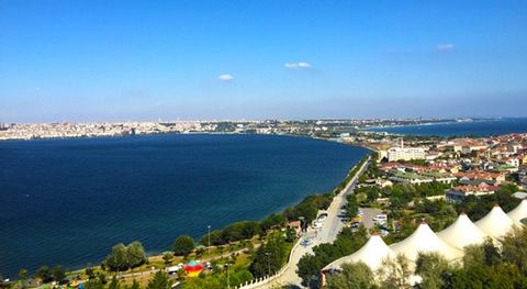 Modern 3-Bedroom Sea View Apartment: Your Perfect Apartment in The Heart of Istanbul Welcome to your stylish urban retreat, perfectly situated near local transportation hubs and adjacent to Gümüspala Park, offering lush greenery and recreational amen...