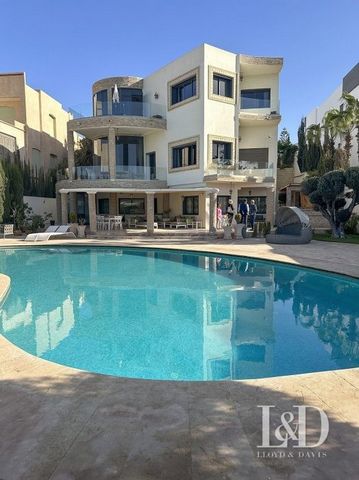 Beläget i FOUNTY-distriktet, den mest eftertraktade platsen i Agadir, mer än en lyxvilla, är det ett litet palats (R+2) med en boyta på 746 m² på en tomt på 1400 m². Med direkt havsutsikt innehåller tomten en pool, uthus, stora täckta terrasser, gara...