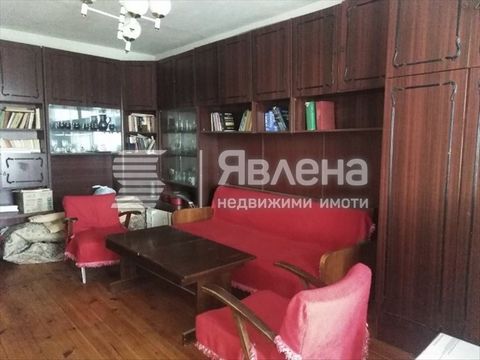 Yavlena offers a two-bedroom apartment for sale in a panel, renovated building in Yavlena district. Elena, close to schools, kindergartens, retail outlets, public transport stops. The apartment is located on the fourth floor of an eight-storey block ...