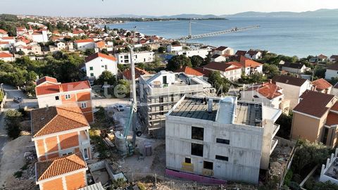 Mieszkanie z trzema sypialniami na drugim piętrze jest na sprzedaż w Zadarze. Apartament posiada taras na dachu o powierzchni 74 m² i jest częścią luksusowego nowego budynku z windą. Znajduje się w Diklo, zaledwie 200 m od morza. Ciesz się nowoczesny...