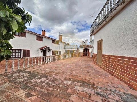 Located in Óbidos. Excellent property with 9960m2. 5 minutes from Obidos Castle and the A8. Obidos is a world-renowned walled city filled with quaint shops, pedestrian streets, as well as a vibrant village with many supermarkets, doctors' offices, mu...