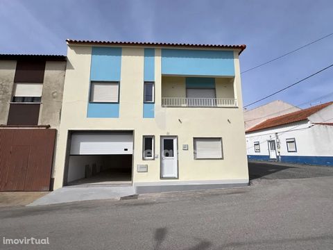 Fantastic 3 bedroom villa with garage located in the center of Ferrel with about 182.20 m2 of gross construction. This house is being completely restored and the completion of the works is expected for the beginning of May. On the ground floor we hav...