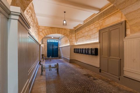 Maison Duport presents for sale this magnificent old building, ideally located on the Quai des Chartrons. The building is composed of several apartments as well as a commercial premises. Features: - Intercom